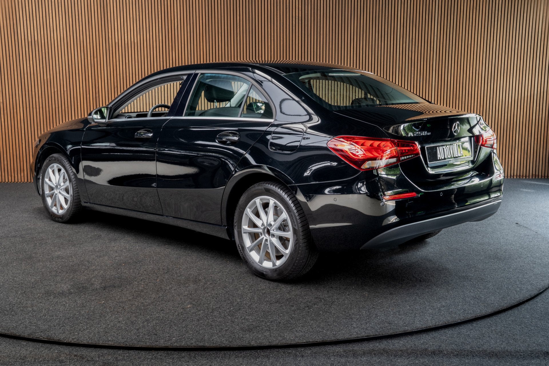 Mercedes-Benz A-Klasse 250 e Business Line Leer Navi Carplay, Gebruikt, Zwart, 4 cilinders, Zwart