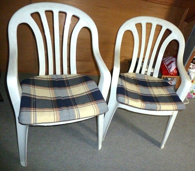 2 witte stapelbare kunststof kuipstoelen incl kussens, Tuin en Terras, Ophalen, Gebruikt, Kunststof
