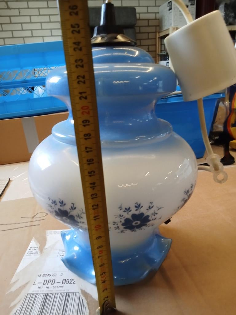 Retro glazen hanglamp met blauw bloemmotief, Gebruikt, Ophalen of Verzenden, Glas, Minder dan 50 cm