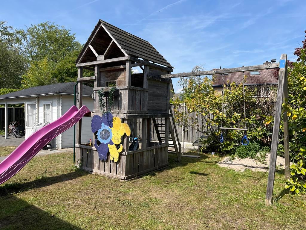 Houten speelhuis met glijbaan en schommel, brandweerpaal,, Ophalen of Verzenden, Gebruikt, Glijbaan
