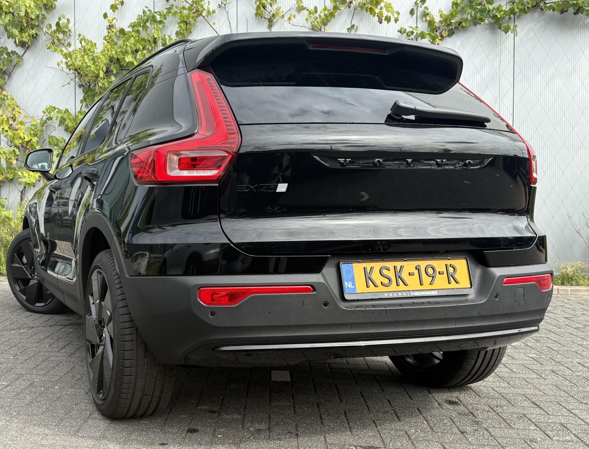 Volvo EX40 Single Motor Extended Range Plus Black Ed. 82 kWh, Auto's, Gebruikt, Zwart, 1975 kg, SUV of Terreinwagen