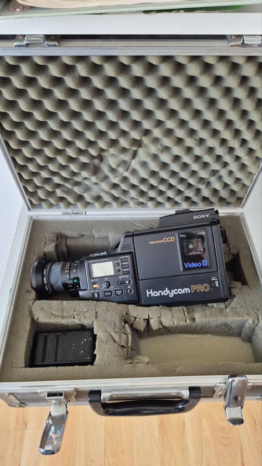 Sony Handycam Pro CCD-V90E Video 8 met accessoires, Gebruikt, Overige soorten, Ophalen of Verzenden, Sony