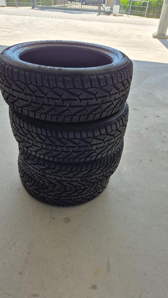 Set 4 winterbanden 215/50 R18 92V, Auto-onderdelen, Banden en Velgen, Ophalen, 18 inch, Winterbanden, Band(en)