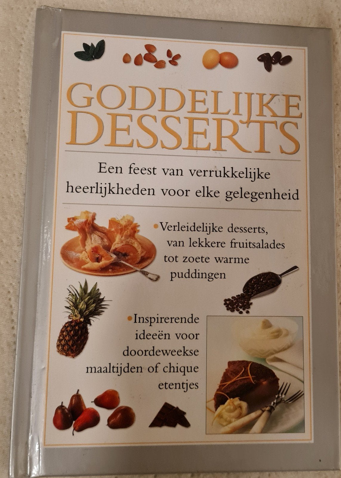 Goddelijke Desserts - Kookboek voor heerlijke zoetigheden, Ophalen of Verzenden, Zo goed als nieuw, Onbekend, Taart, Gebak en Desserts