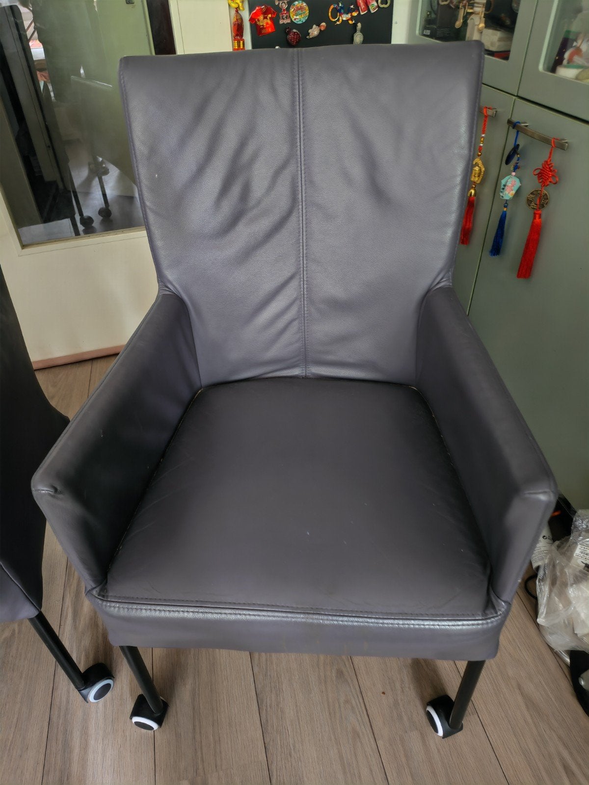 2x Comfortabele leren eetkamerstoelen met wieltjes, Modern, Comfortabel, Gebruikt, Twee, Ophalen of Verzenden