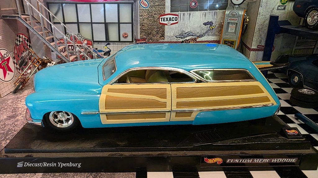 Hot Wheels 1950 Customized Powder Blue MERC Woodie 1:18, Ophalen of Verzenden, Zo goed als nieuw, Auto, Hot Wheels