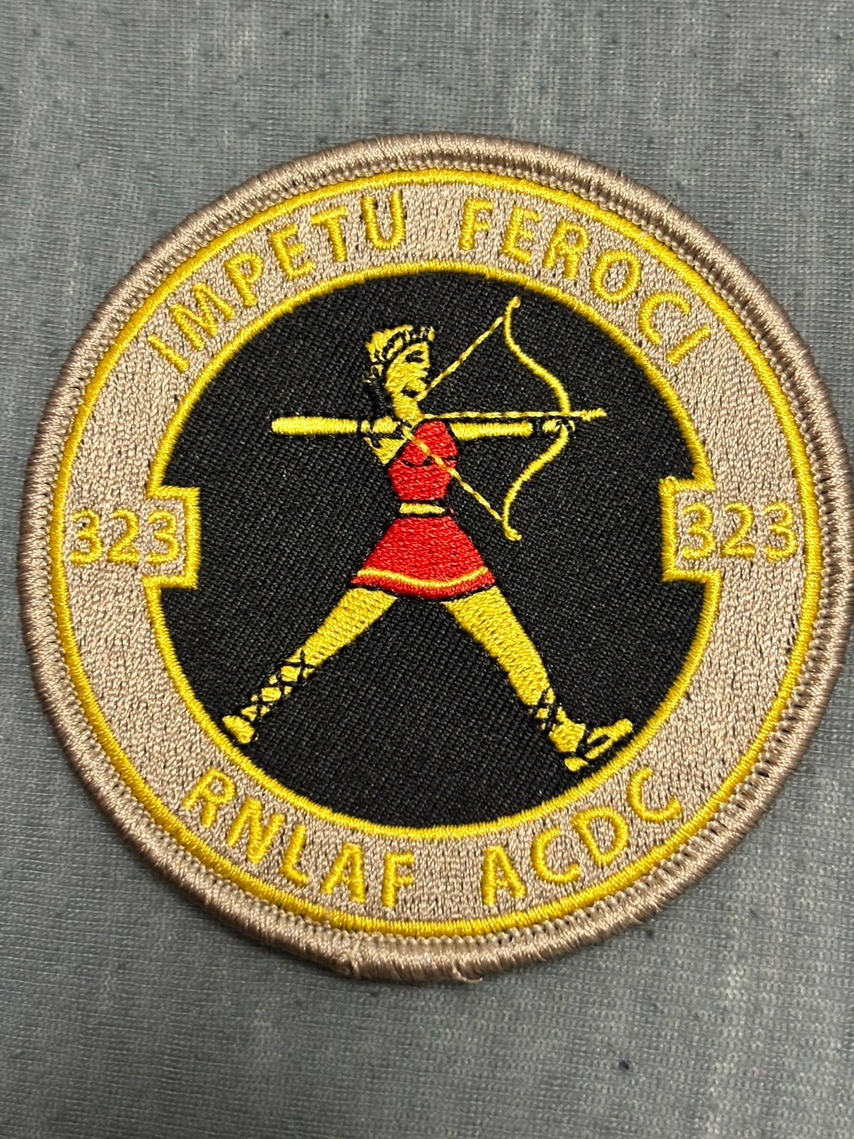 Embleem 323 SQN RNLAF ACDC gele uitvoering, Verzamelen, Verzenden, Luchtmacht, Nederland, Embleem of Badge