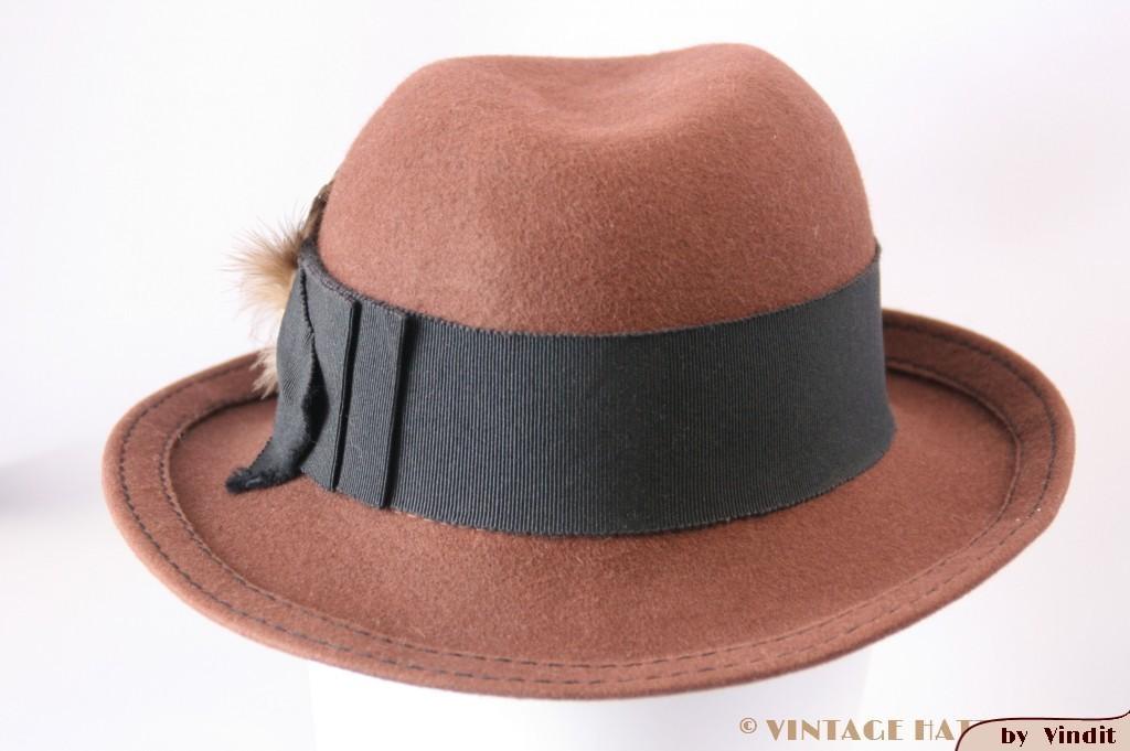 Vintage Dameshoed Mayser bruin met veertjes 56, 56 of 57 cm (M, 7 of 7⅛ inch), Mayser, Hoed, Ophalen of Verzenden