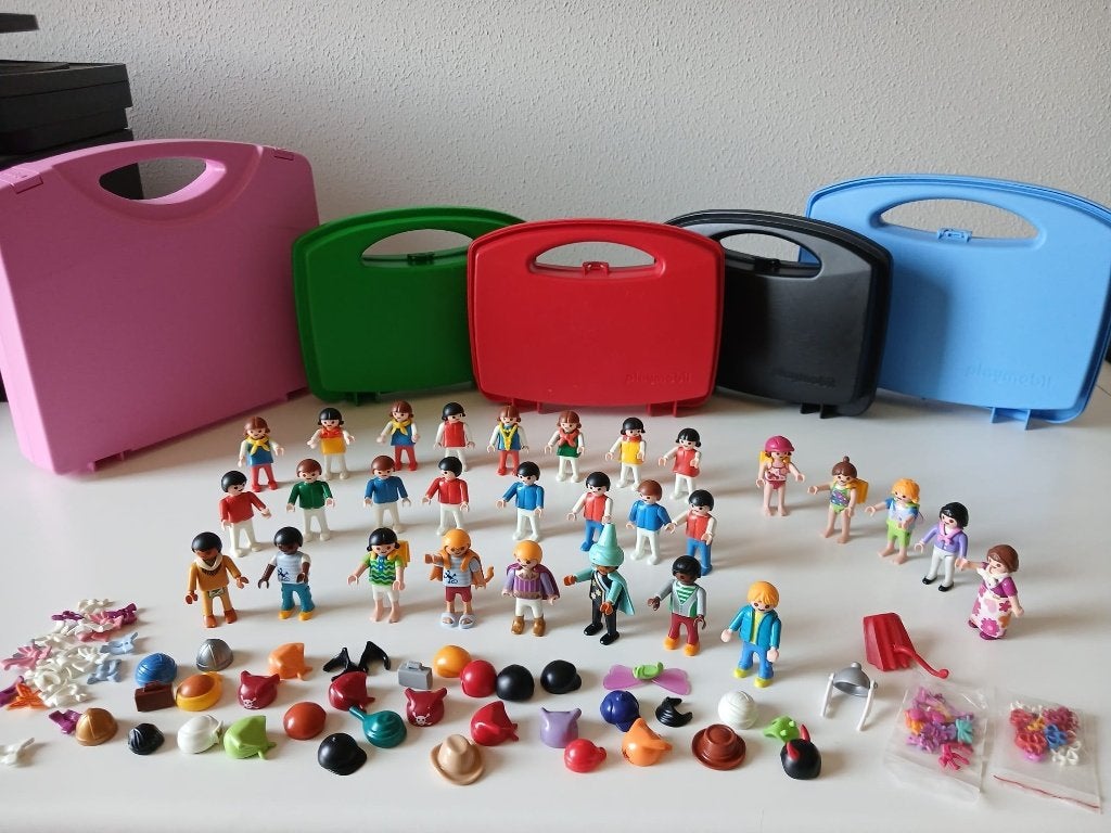 29 Kleine Playmobil poppetjes met 5 koffertjes, Ophalen of Verzenden, Zo goed als nieuw