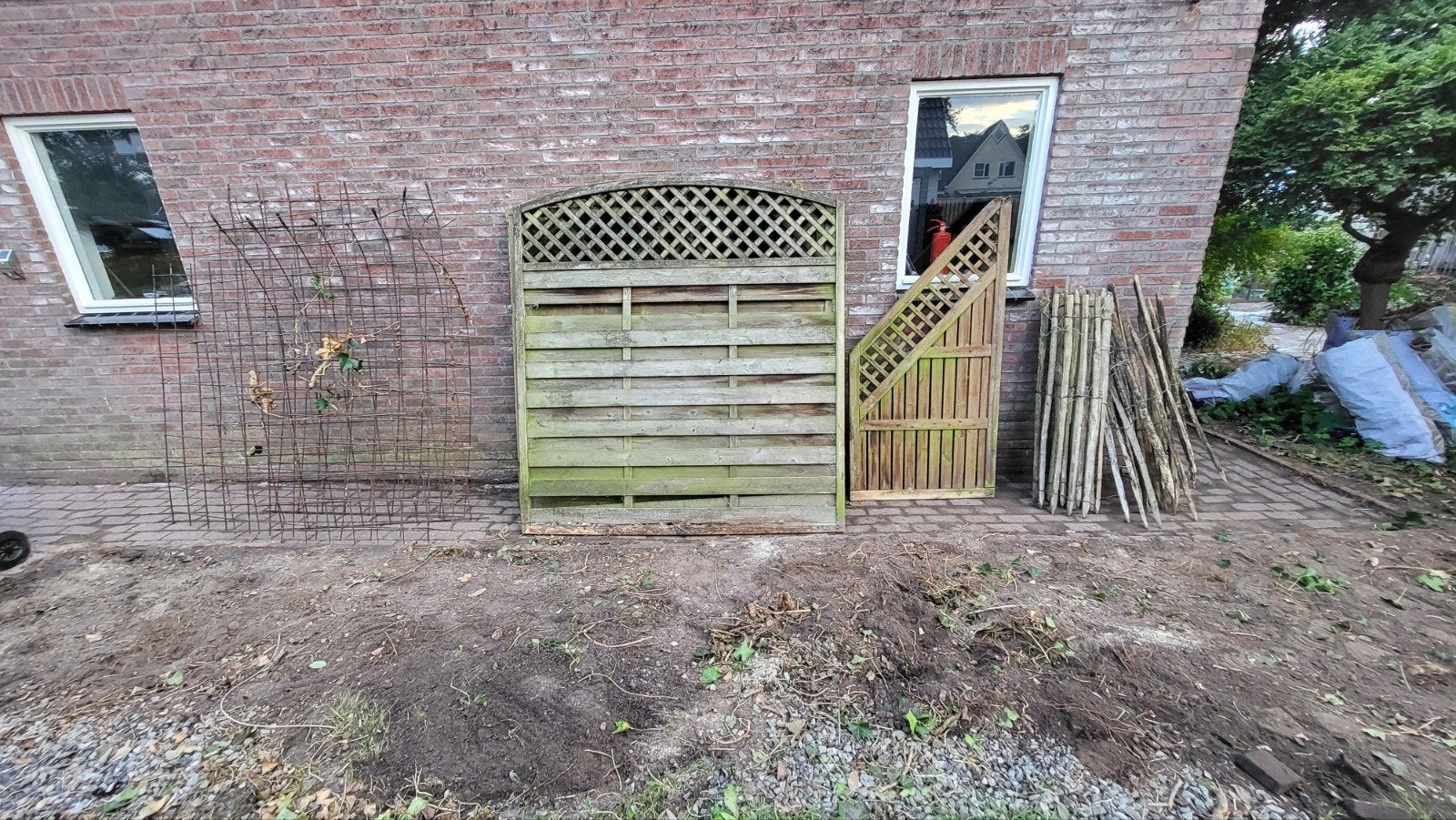 Diverse tuinafscheiding: schuttingdelen, palen en gaas, Ophalen, Gebruikt, Hout