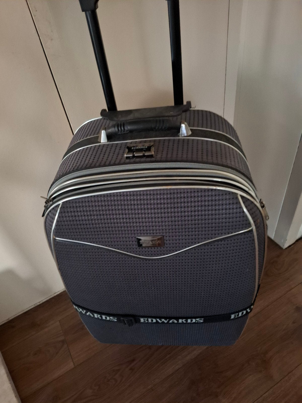 Nette koffer, Sieraden, Tassen en Uiterlijk, Ophalen, Overige materialen, Wieltjes, 45 tot 55 cm