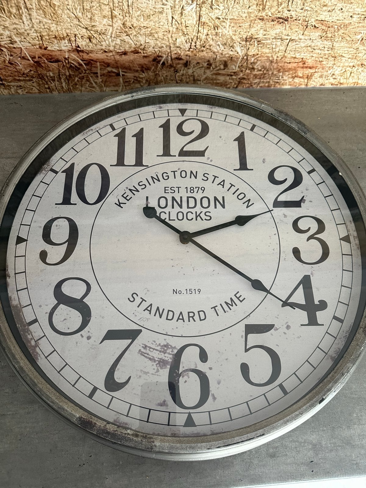 Mooie wandklok - Kensington Station London Clocks, Grijs, Analoog, Werkt op batterijen, Ophalen of Verzenden