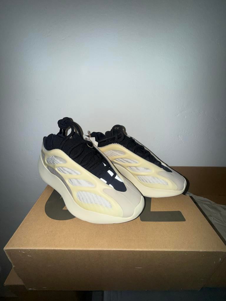 Yeezy Boost 700 V3 Azael - Maat 37 1/3, Kleding | Dames, Schoenen, Ophalen of Verzenden, Nieuw, Wit, Sneakers of Gympen