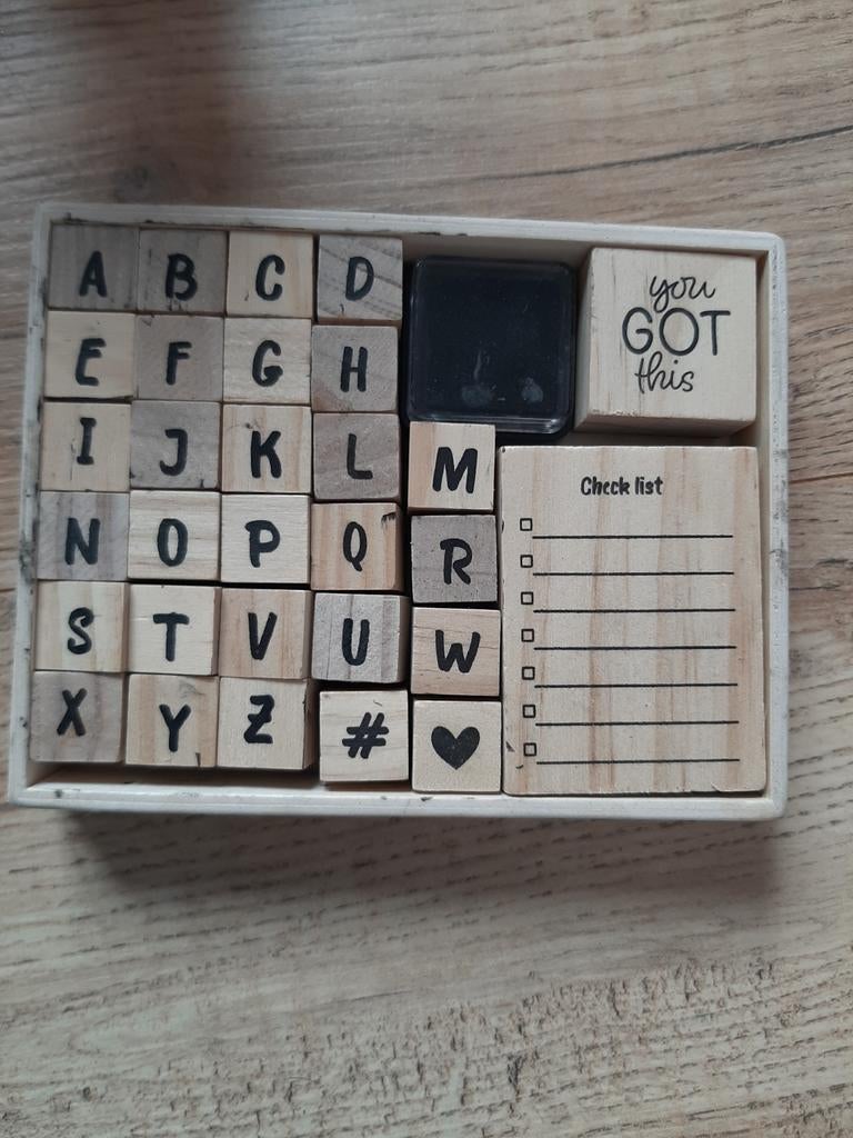 Stempelset letters, cijfers & symbolen met inkt, Hobby en Vrije tijd, Stempelen, Ophalen of Verzenden, Zo goed als nieuw, Houten stempel