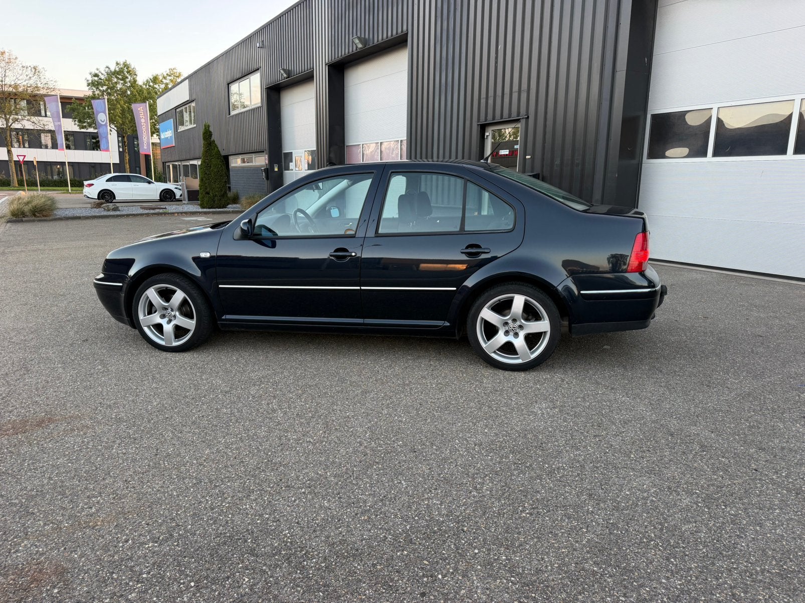 Volkswagen Bora 2.0 Highline 2004 Blauw dealer onderhouden, Auto's, Stof, 4 cilinders, 1984 cc, Blauw