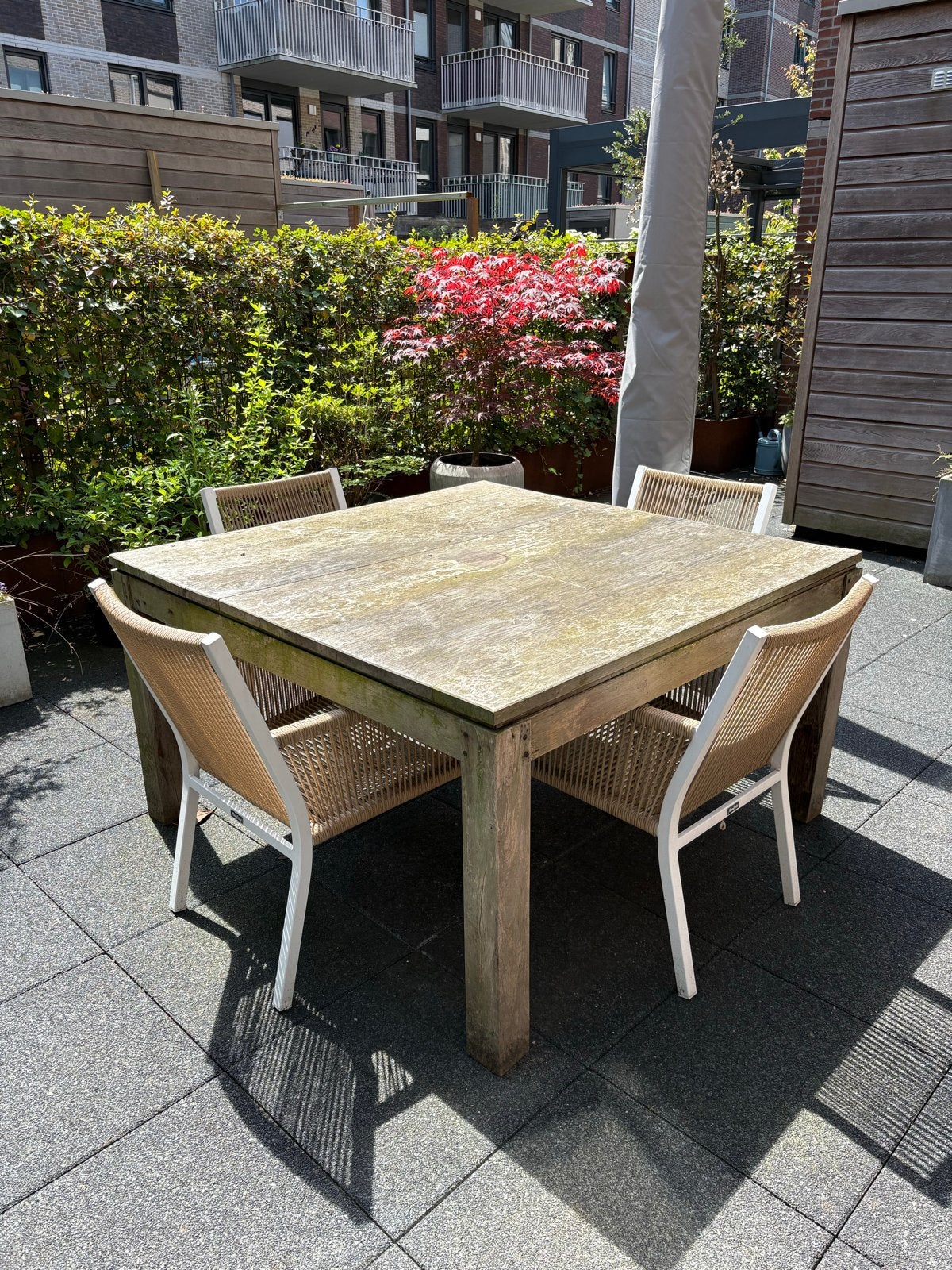 Robuuste houten tuintafel 1.40m x 1.40m, Ophalen, Gebruikt, Vierkant, Hout