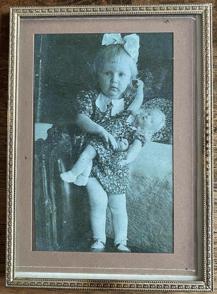 Oud fotolijstje (981) met bewerkte lijst, Antiek en Kunst, Antiek | Woonaccessoires, Ophalen of Verzenden