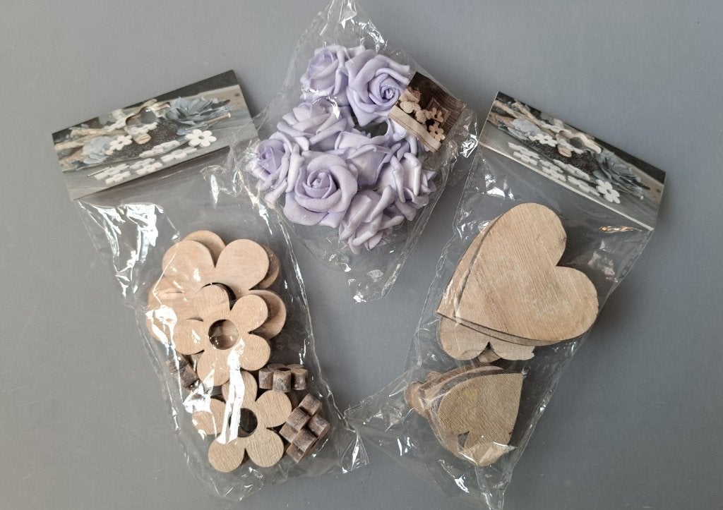 Decoratie set: houten hartjes, bloemen & lila foam roosjes, Nieuw, Geschikt voor karton, Knutselmateriaal, Hout