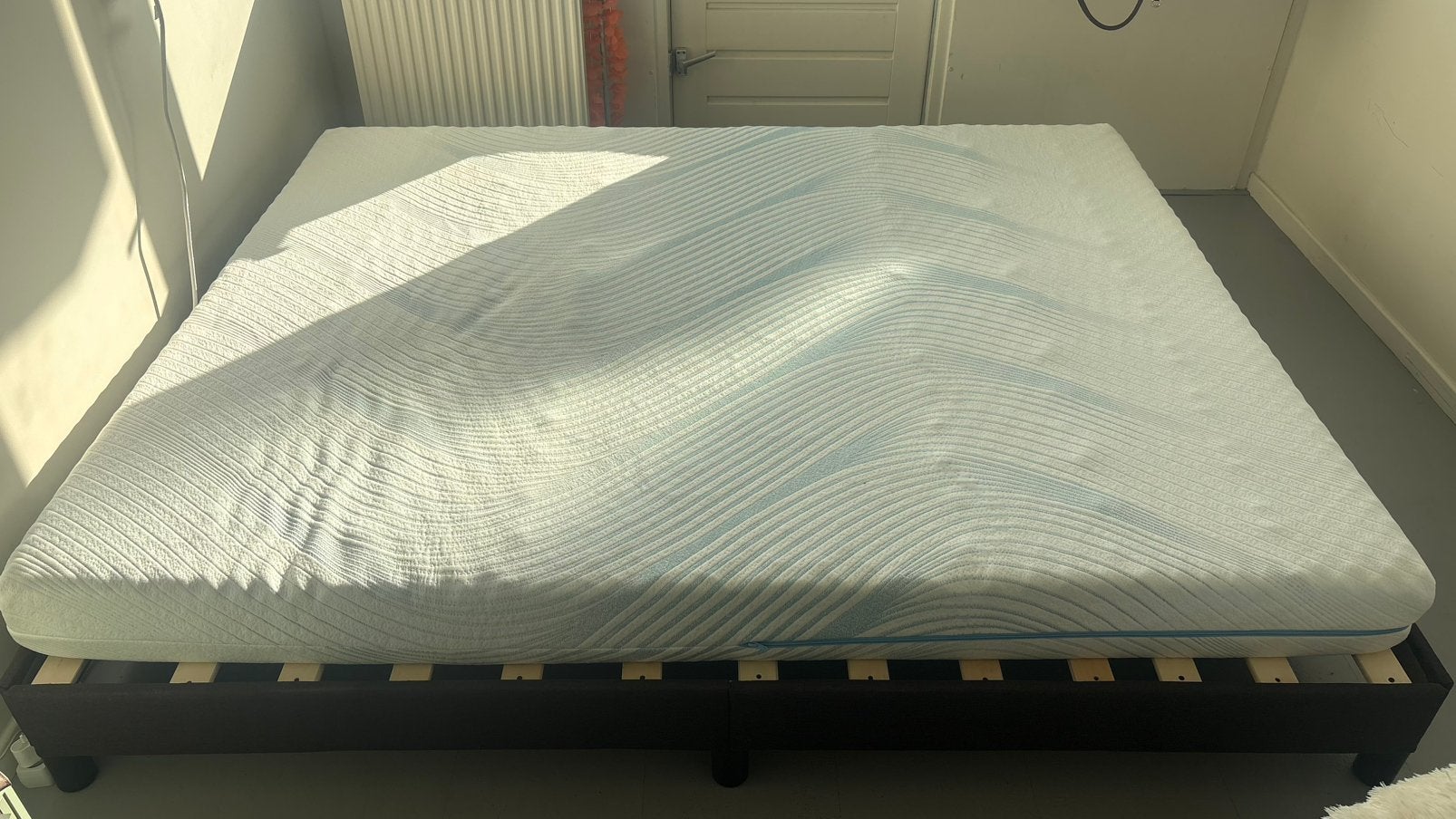 Bed with mattress and bed base, Ophalen of Verzenden, Zo goed als nieuw, Tweepersoons