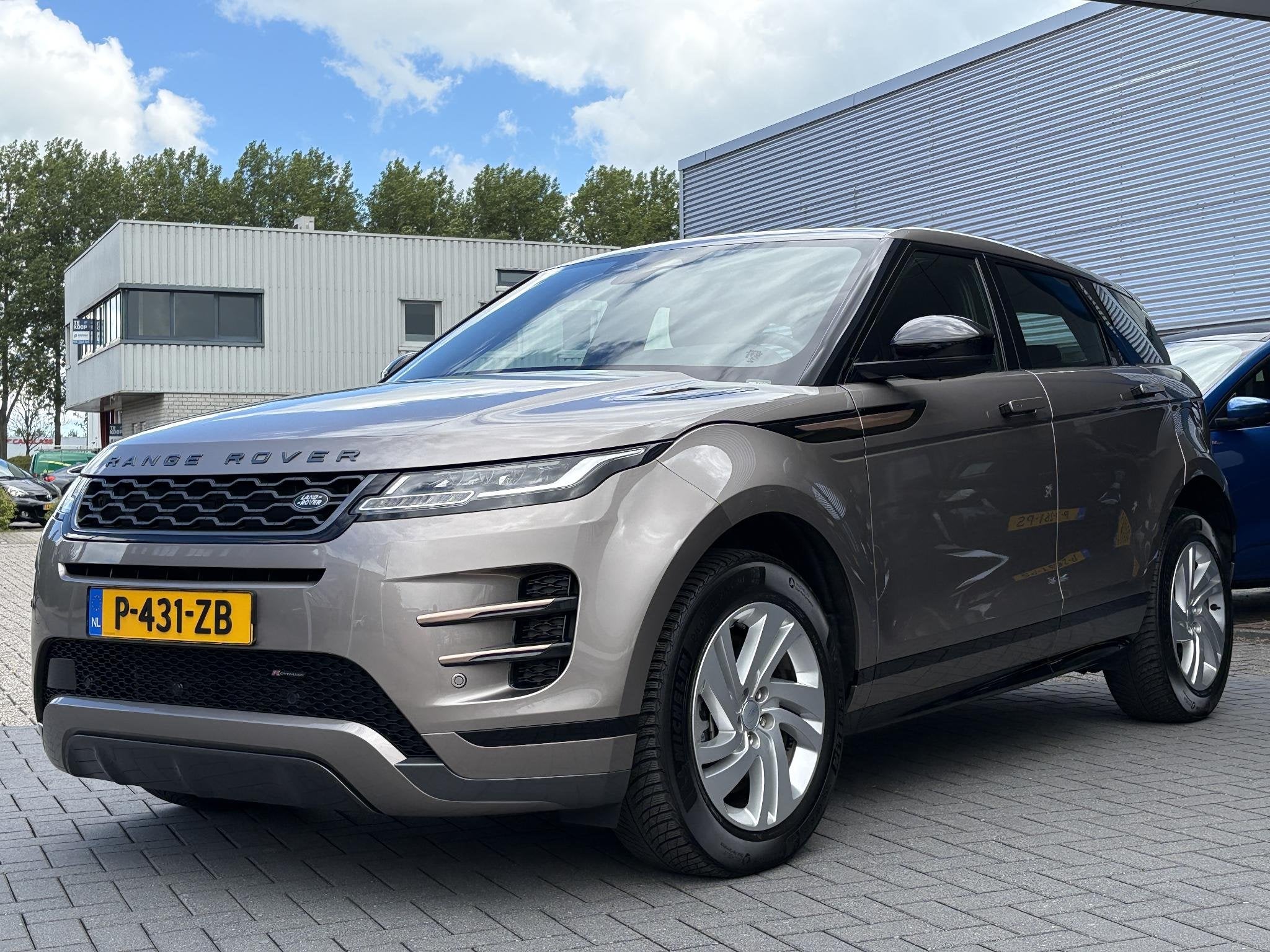 Land Rover Range Rover Evoque 1.5 P300e AWD R-Dynamic SE | 7, Automaat, 309 pk, Stof, Bruin