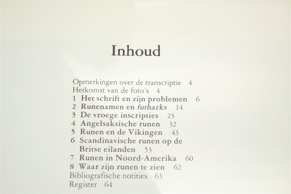 Runen — Oorsprong & Geschiedenis, Geïllustreerd, Ophalen of Verzenden, Gelezen, Europa