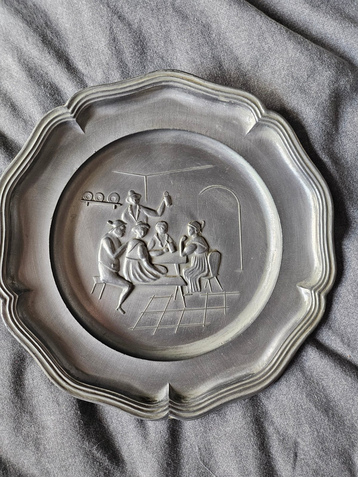 Decoratief Tinnen Bord met Reliëfscène, Antiek en Kunst, Ophalen of Verzenden