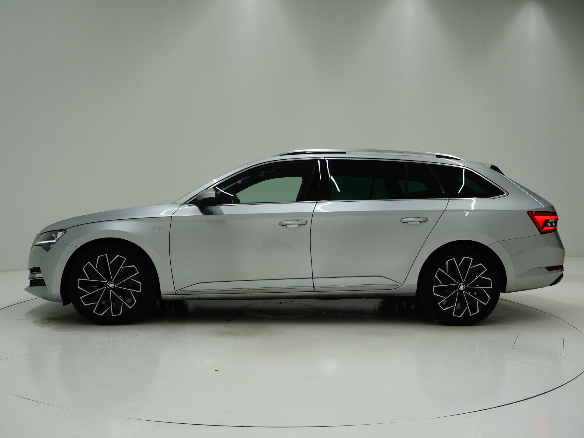 Skoda Superb Combi 1.4 TSI iV Laurin & Klement | Panoramadak, Gebruikt, Zwart, 4 cilinders, Adaptive Cruise Control