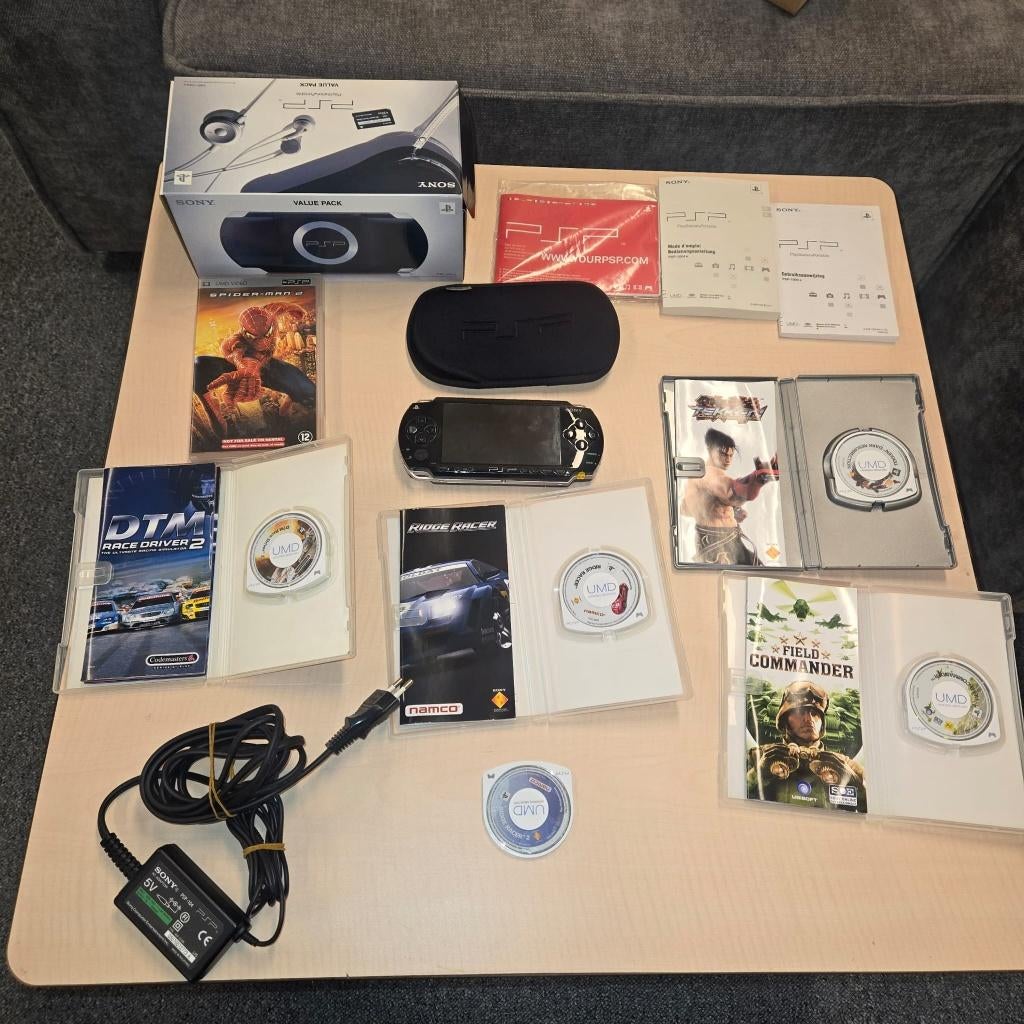 psp 1004 met doos en boekjes games en accesoires goede staat, Ophalen of Verzenden, Zo goed als nieuw, Zwart, PSP
