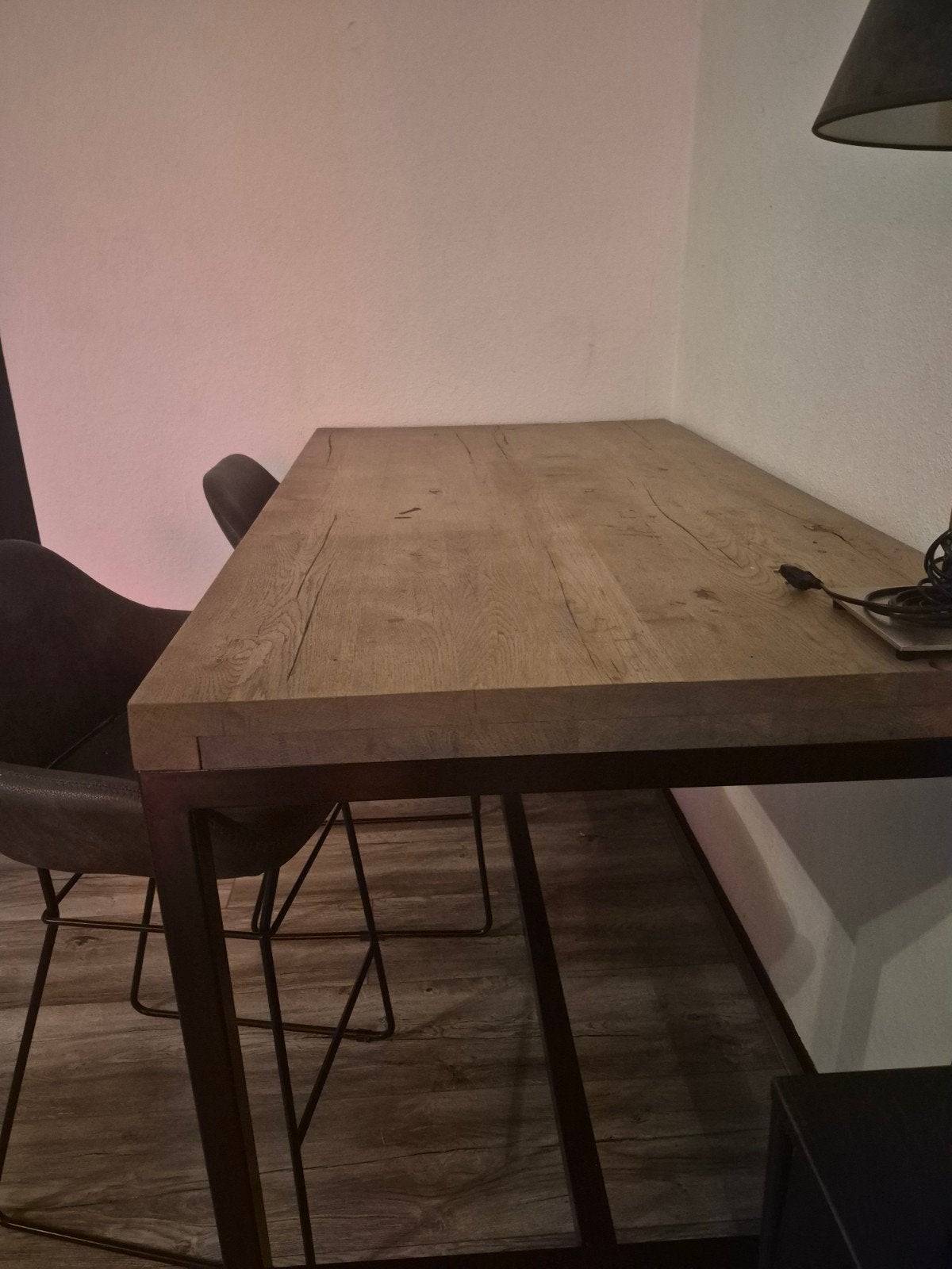 Hoge houten tafel met zwart onderstel en 2 barkrukke, Ophalen, Gebruikt