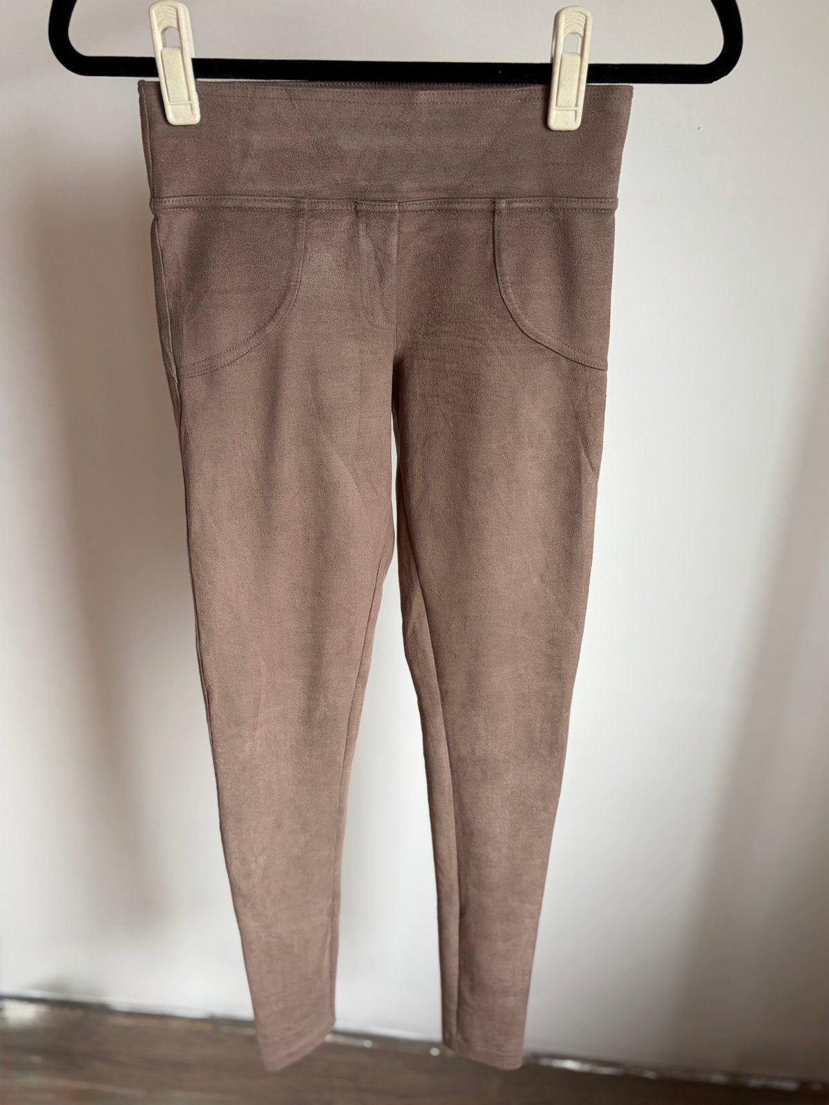 Beige velours/suède look push-up legging - XS/S, Kleding | Dames, Leggings, Maillots en Panty's, Legging, Maat 36/38 (S), Beige