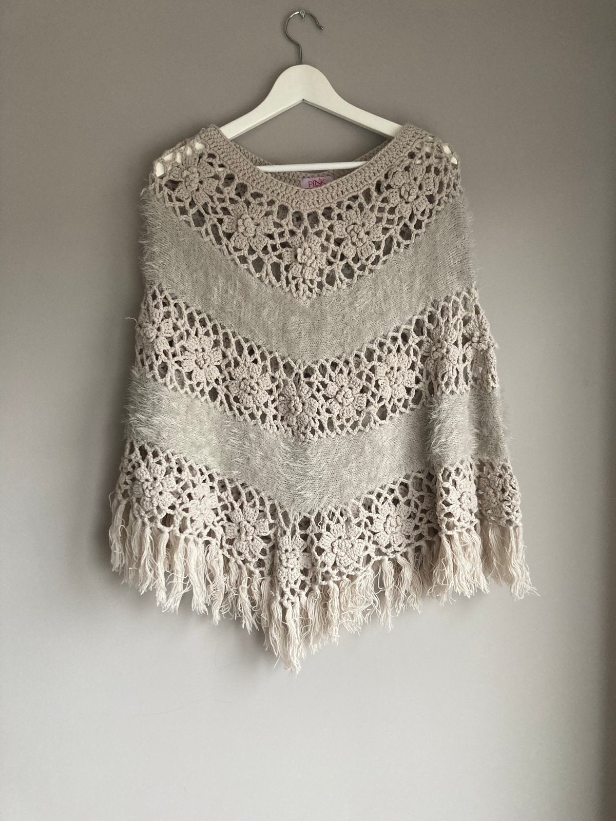 Gehaakte Poncho met Franjes - Pink Cherry, Kleding | Dames, Truien en Vesten, Ophalen of Verzenden, Zo goed als nieuw, Maat 38/40 (M)