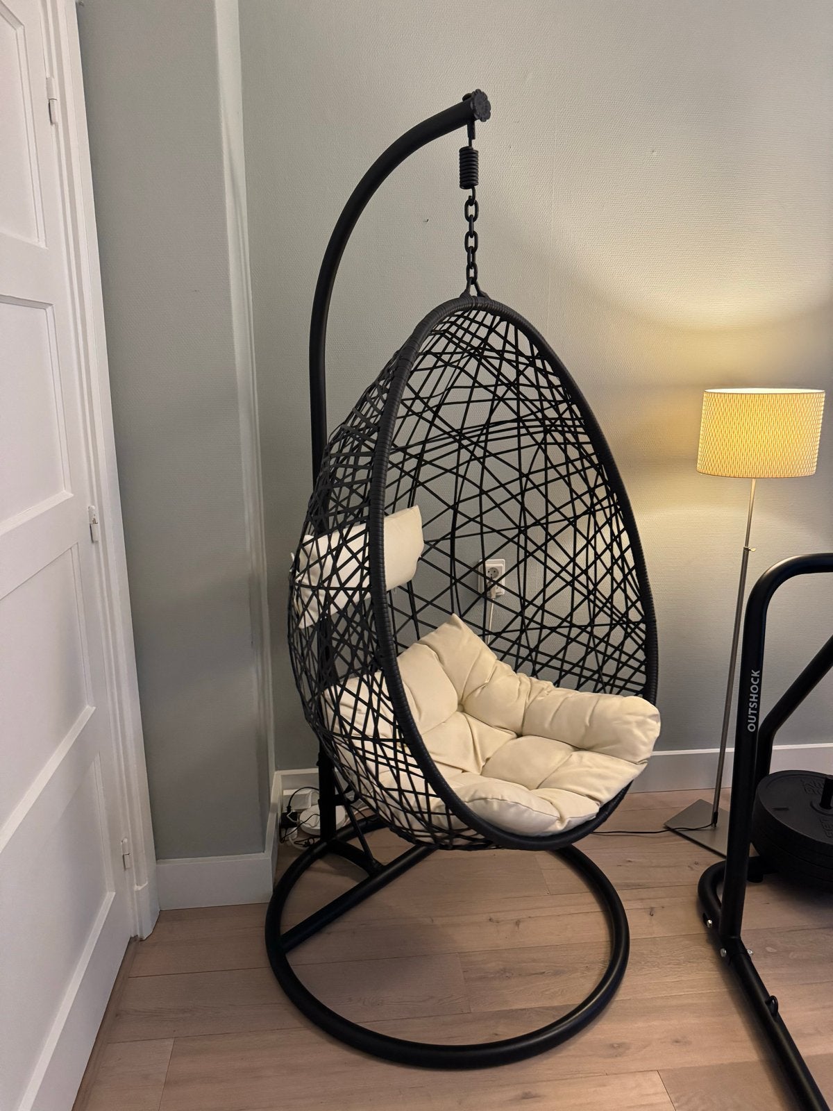 Hangstoel Swing met standaard - Xenos (Zwart), Huis en Inrichting, Stoelen, Ophalen, Zwart, Zo goed als nieuw, Metaal