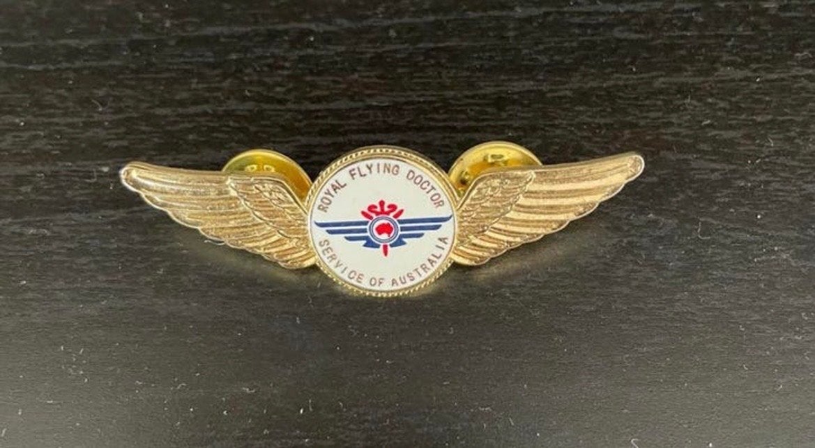 Royal Flying Doctor Service Australië Piloot Vleugel Pin, Ophalen of Verzenden, Zo goed als nieuw, Overige onderwerpen, Speldje of Pin
