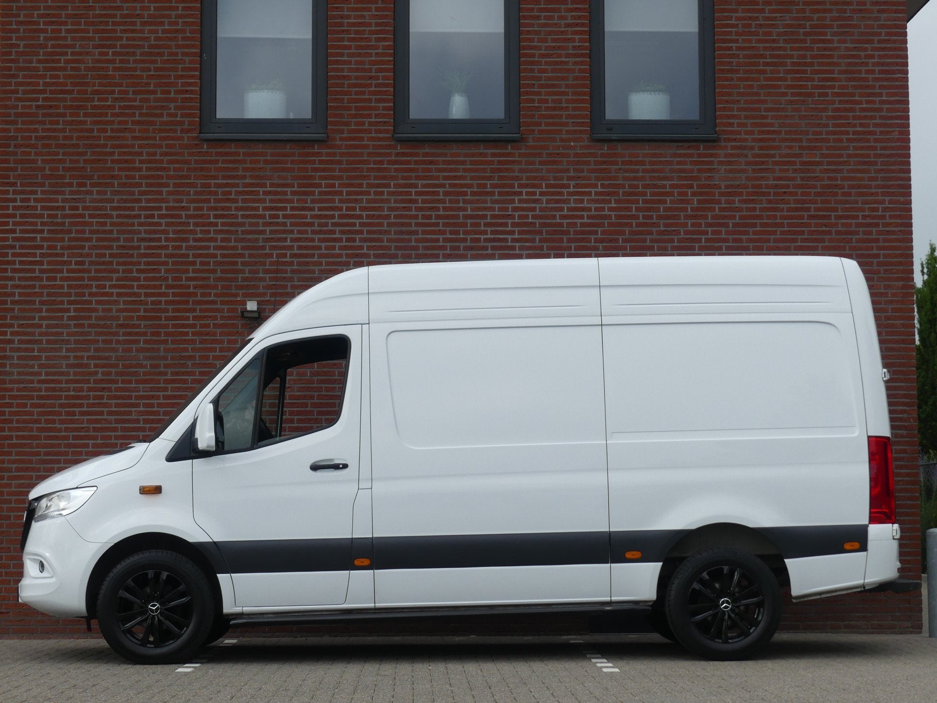 Mercedes-Benz Sprinter 317 CDI L2H2 Navigatie/Camera/Nieuw m, Automaat, Dealer onderhouden, Achterwielaandrijving, Gebruikt