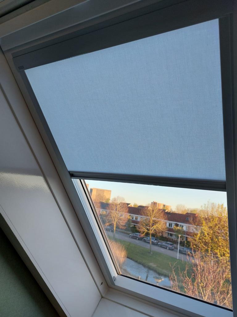 Velux lichtdoorlatend dakraam rolgordijn 4 stuks, Ophalen of Verzenden, Zo goed als nieuw, 50 tot 100 cm, Minder dan 100 cm