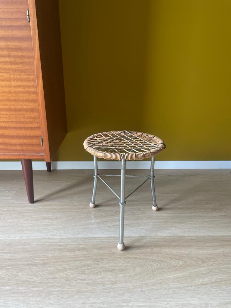 Vintage krukje bijzettafel rotan en metaal, Huis en Inrichting, Krukjes, Zo goed als nieuw, Overige materialen, Ophalen of Verzenden