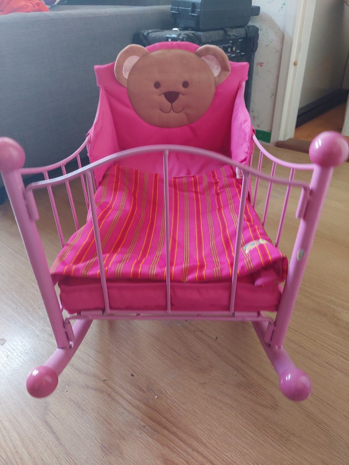 Roze poppenwiegje met beertjesmotief, Ophalen, Babypop