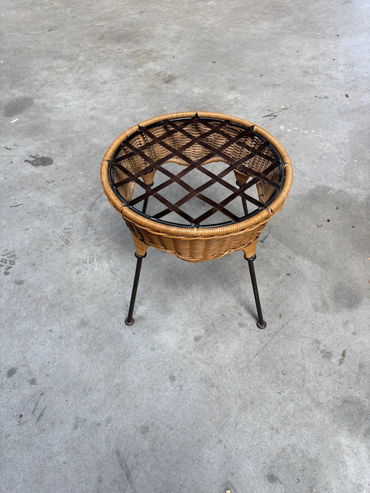 Vintage bijzettafel met metalen onderstijl-Rotanplantentafel, Huis en Inrichting, Krukjes, Ophalen, Zo goed als nieuw, IJzer