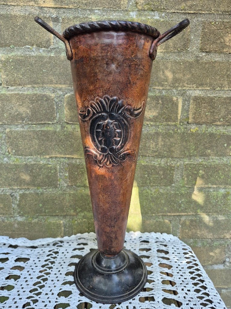 Decoratieve vaas met oren - Zwaar metaal, Gebruikt, Overige stijlen, Ophalen of Verzenden, Metaal