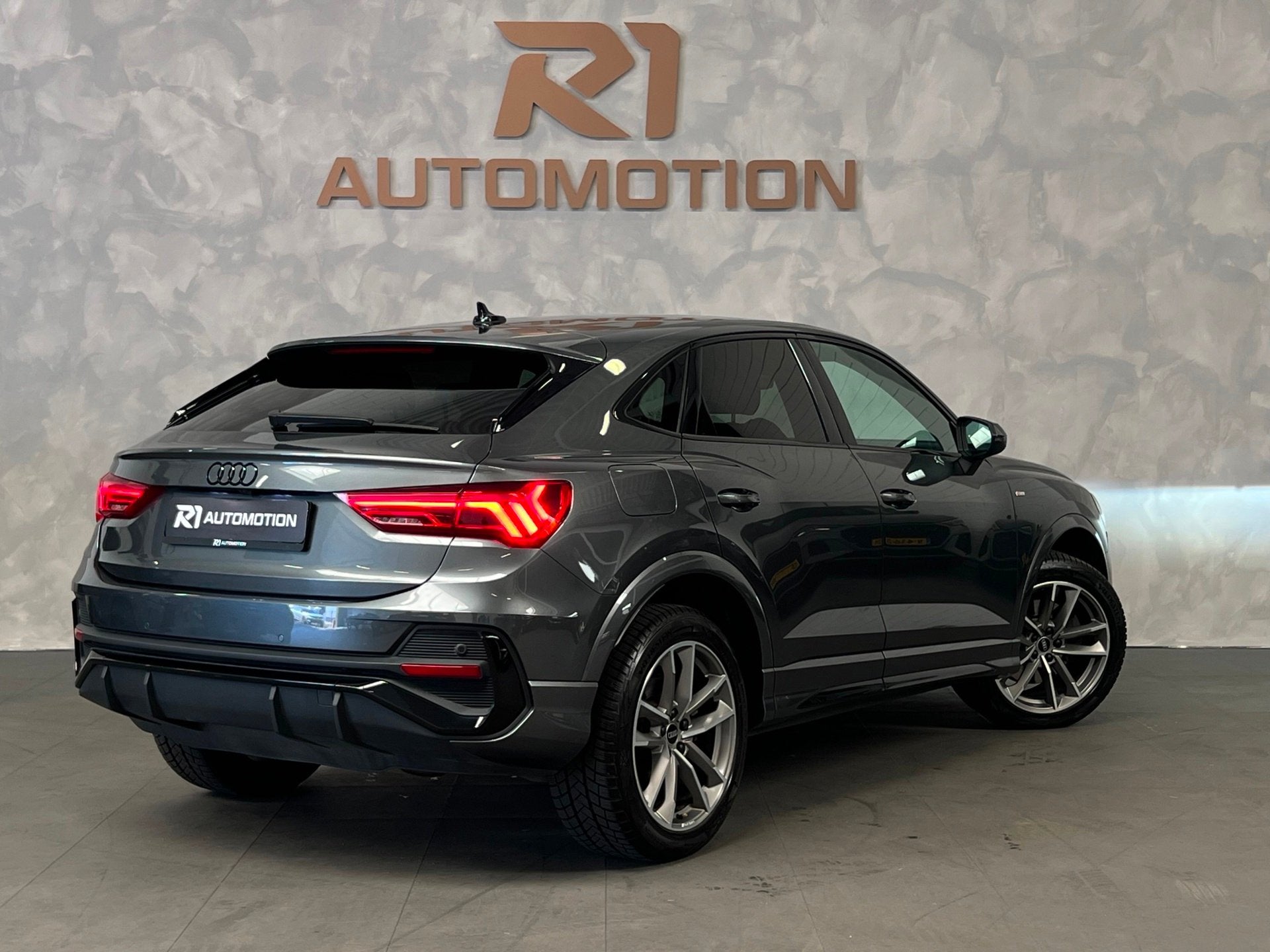 Audi Q3 SPORTBACK 45 TFSI e 3x S LINE|KEYLESS|CAMERA|LEDER|2, Gebruikt, Hybride Elektrisch/Benzine, SUV of Terreinwagen, Te koop