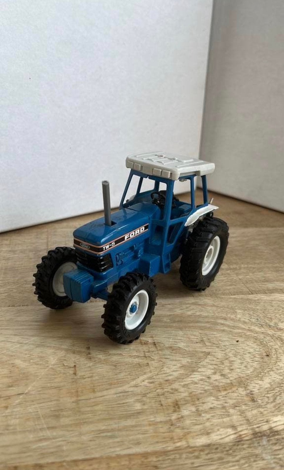 Ford TW-5, Hobby en Vrije tijd, Modelauto's | 1:32, Ophalen of Verzenden, Zo goed als nieuw, Auto, Overige merken