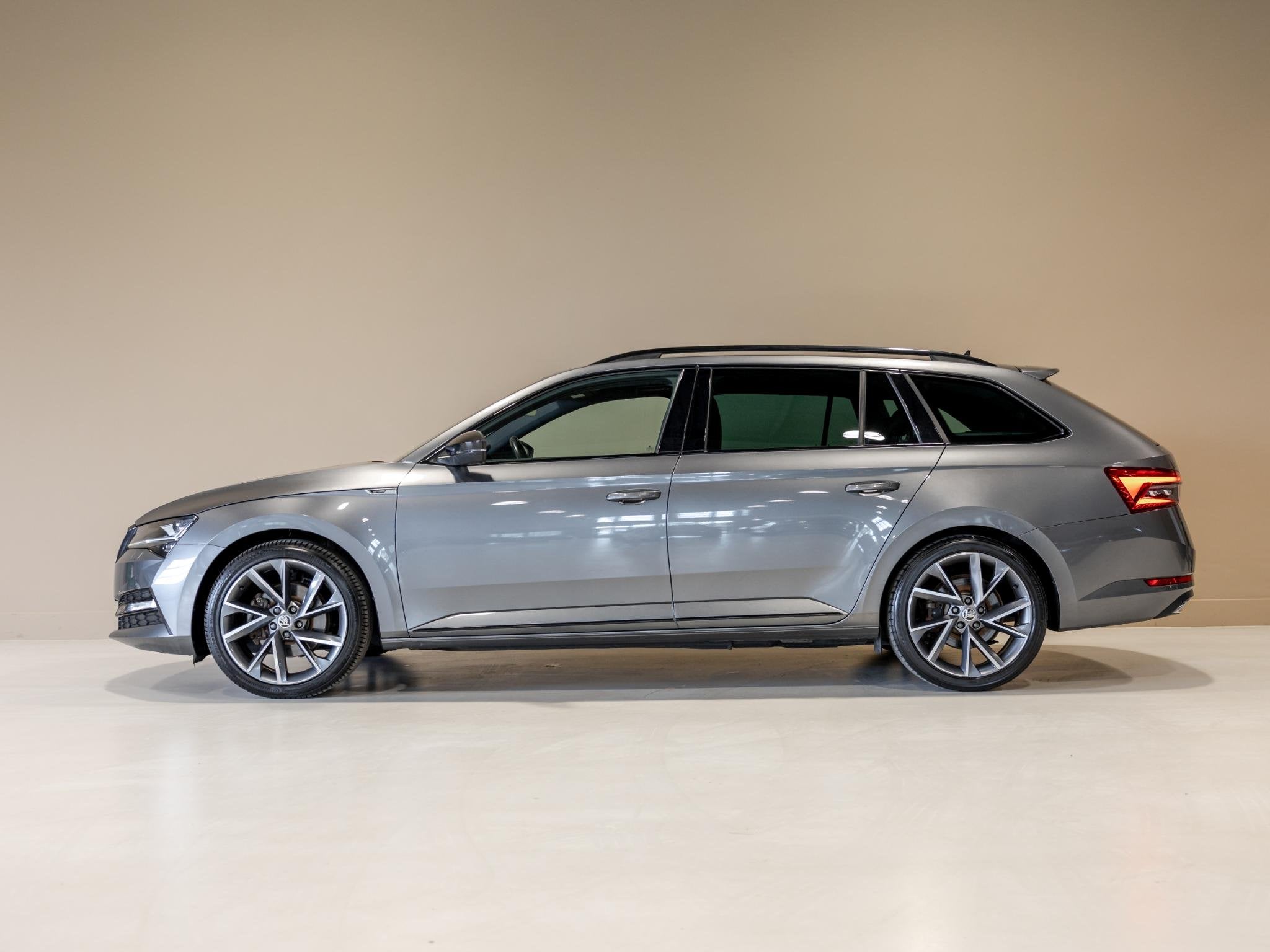 Skoda Superb Combi 1.4 TSI iV Sportline Business / 218pk / T, Auto's, Dealer onderhouden, 4 cilinders, Met garantie (alle), Alcantara