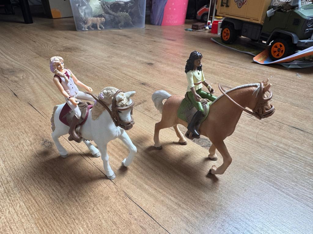 Schleich Horse Club 42515 en 42517 paarden met ruiters, Ophalen, Zo goed als nieuw