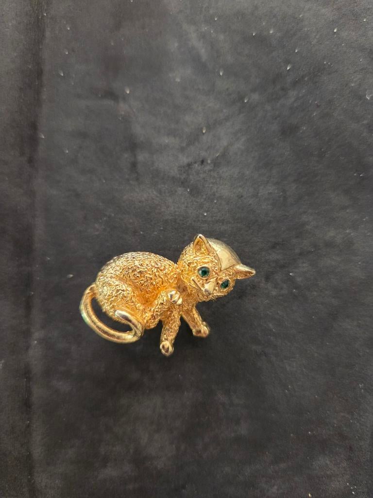 Vintage Goudkleurige Kat Broche met Groene Ogen, Overige materialen, 4 tot 7 cm, Gebruikt, Ophalen of Verzenden