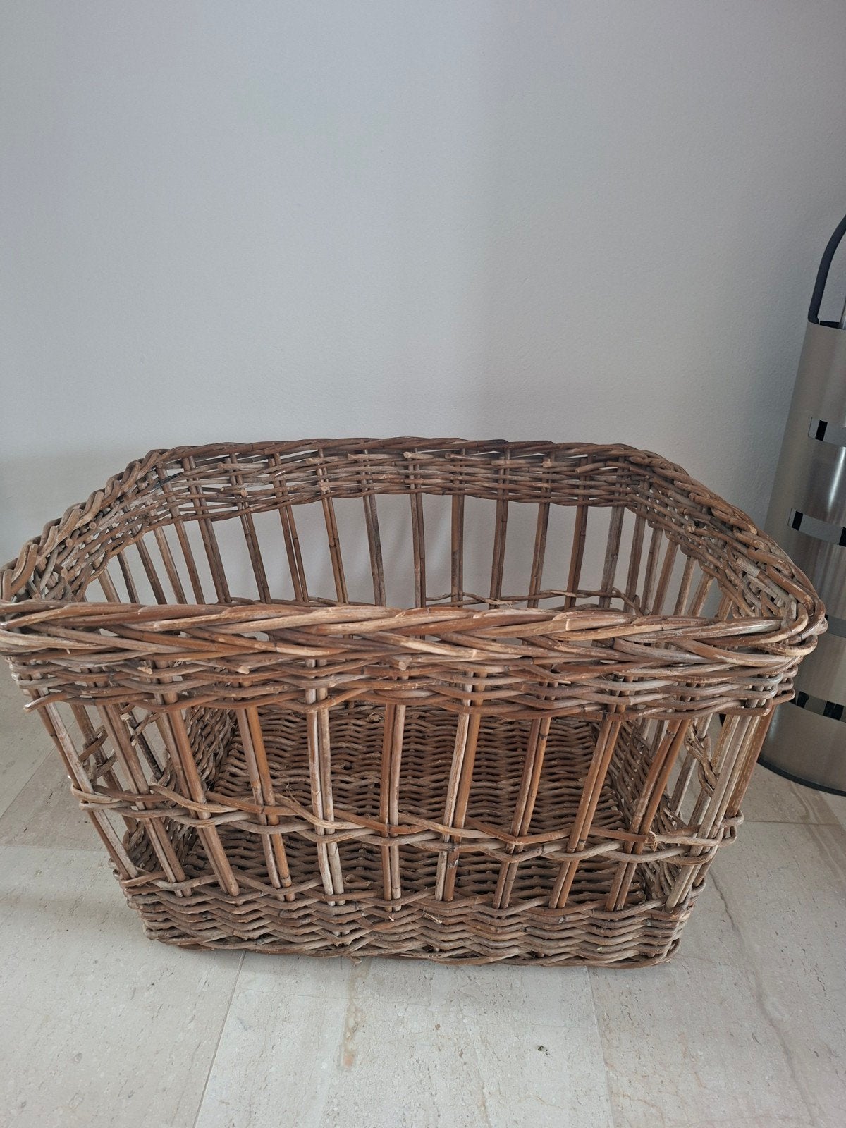 Rieten mand voor haardhout, Ophalen, Gebruikt