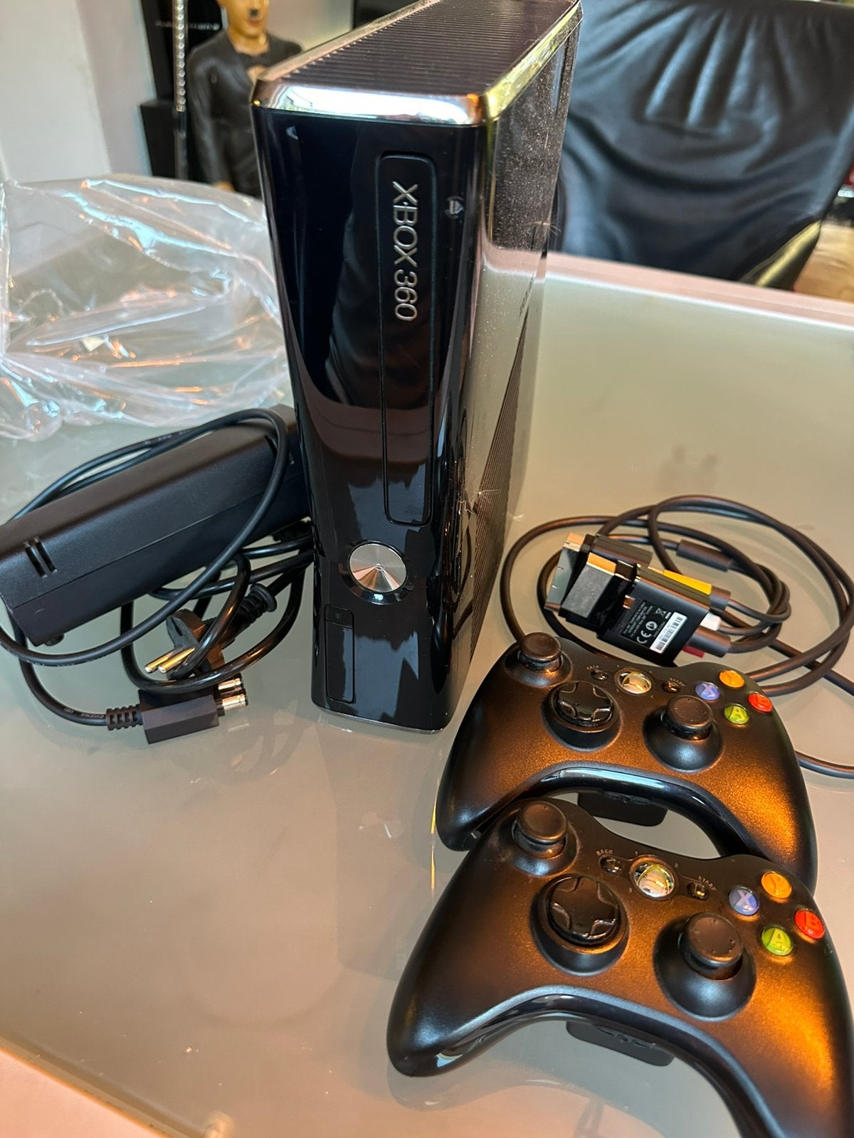 Xbox 360 slim met twee controllers en kabels, Spelcomputers en Games, Ophalen of Verzenden, Zo goed als nieuw, 250 GB, Met 2 controllers