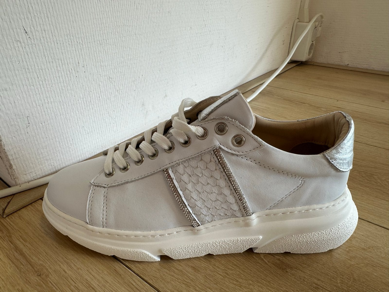 RDA Witte sneakers met zilveren details - 40, Kleding | Dames, Wit, Nieuw, Ophalen of Verzenden, Sneakers of Gympen