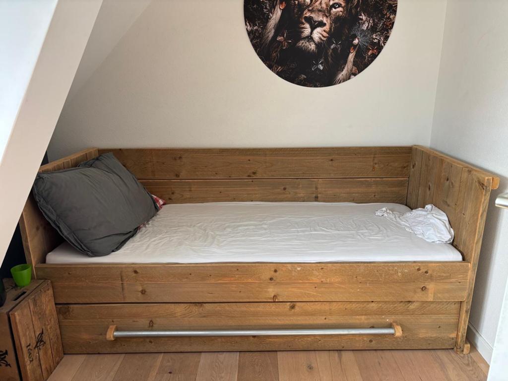 Steigerhouten bedbank met extra bed in lade, Ophalen, 85 tot 100 cm, Zo goed als nieuw, Matras