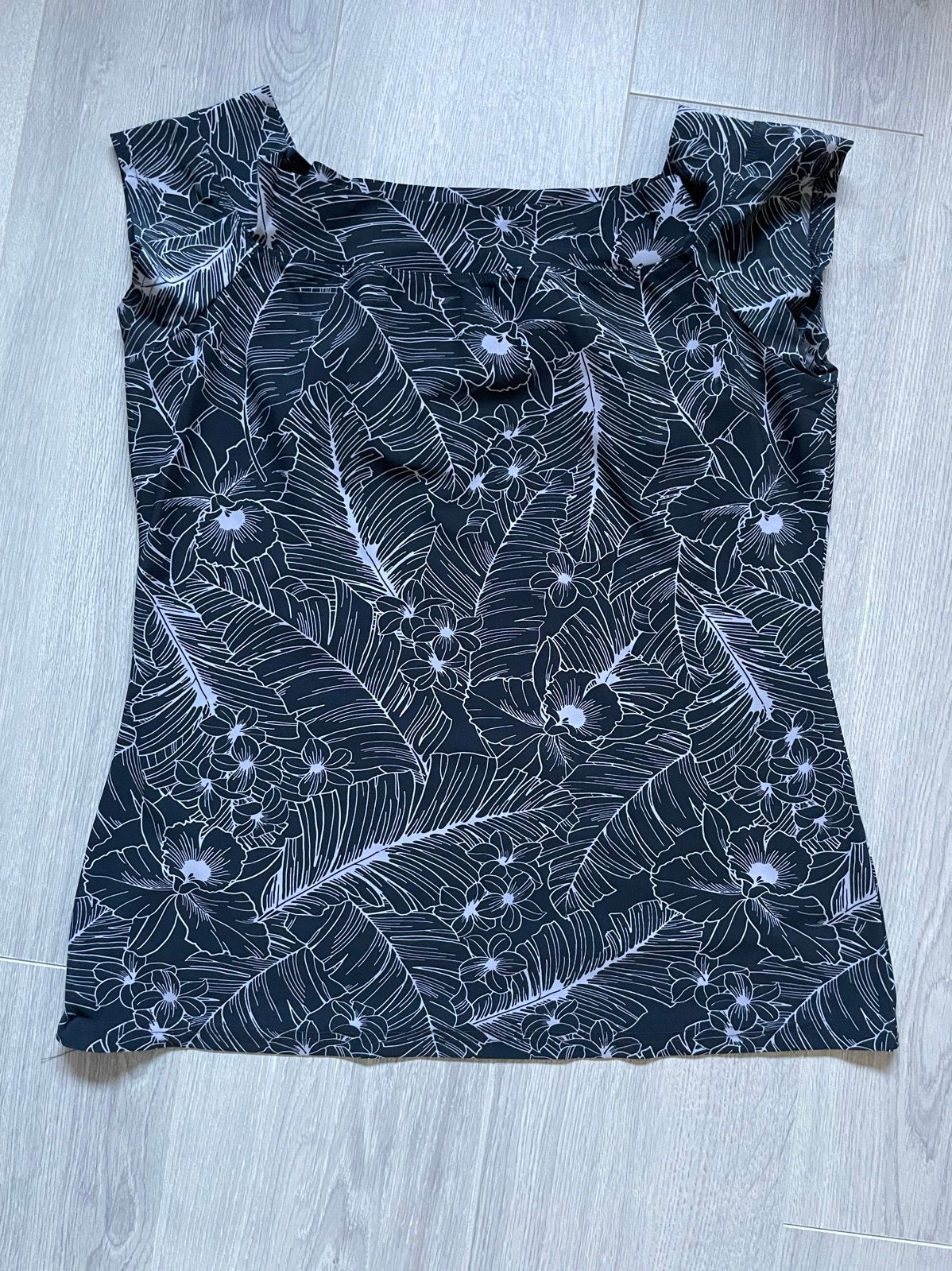 Grijs T-shirt met tropische print, Maat 38/40 (M), Zwart, Ophalen of Verzenden, Korte mouw