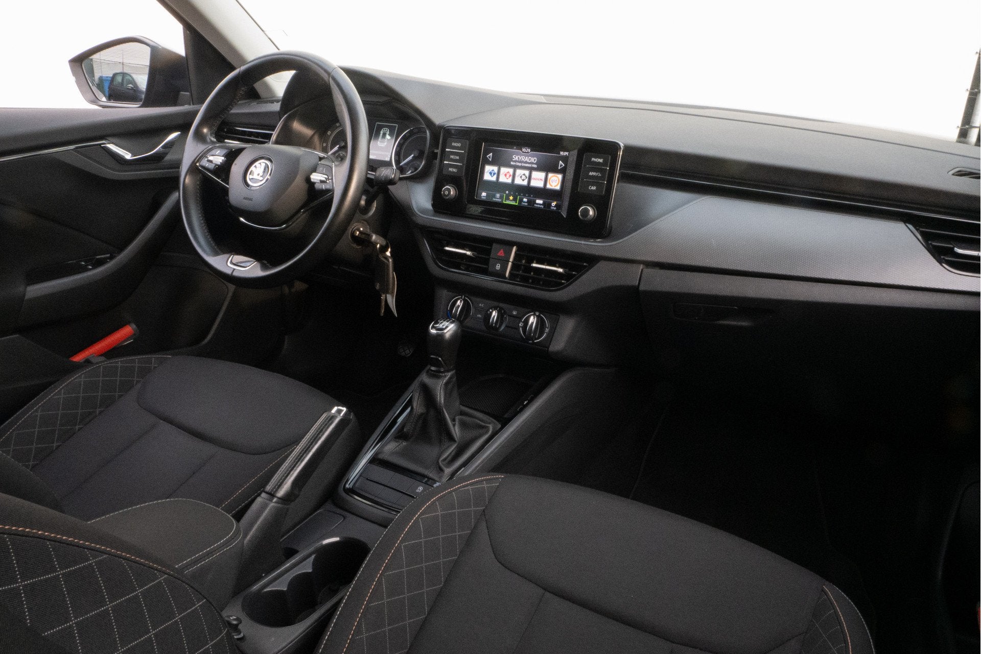 Skoda Kamiq 1.0 TSI 110pk Ambition Trekhaak/ Navigatie Apps/, Auto's, Stof, Gebruikt, Met garantie (alle), 49 €/maand